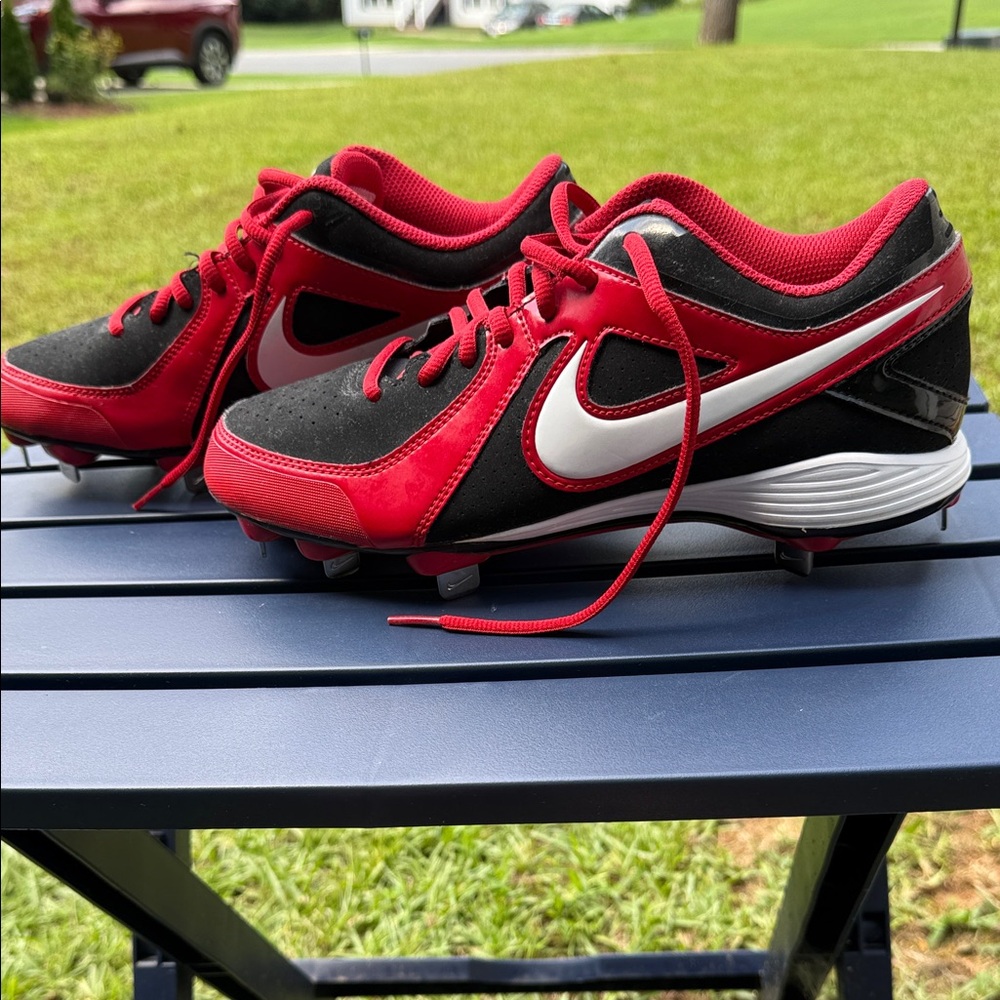 Nike Men’s Baseball cleats- Red, Black and White, sz 7